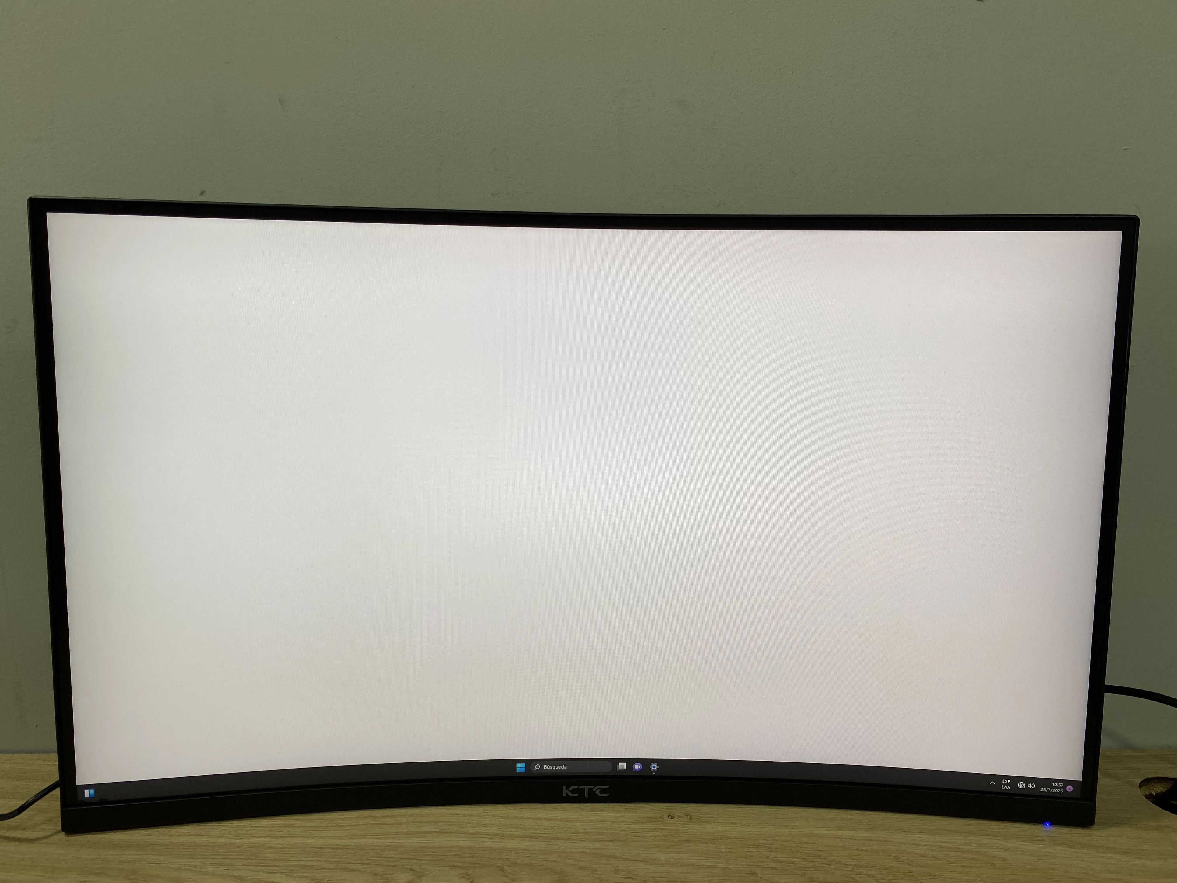 Monitor KTC 27SG680 27 Pulgadas Pixel quemados y mancha en pantalla parte inferior (Outlet)