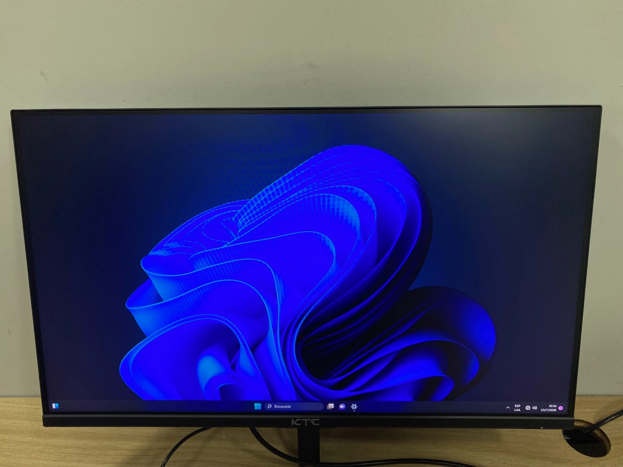 Monitor KTC 24GR680 24 Pulgadas 2 PIXEL QUEMADOS, PARTE IZQUIERDA SUPERIOR E INFERIOR (Outlet)