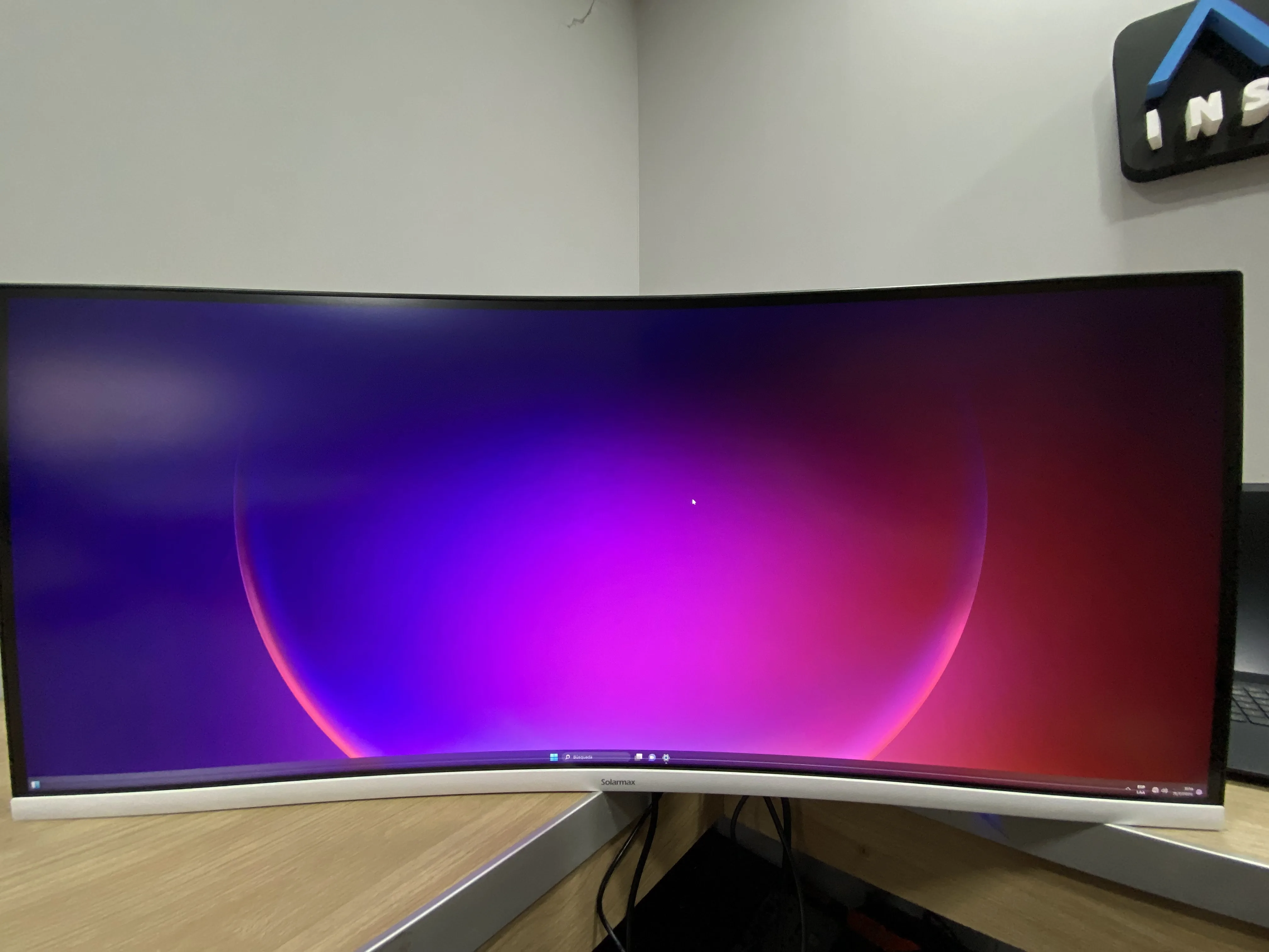 Ultra Wide Curved Monitor Solarmax White 34 pulgadas Linea de Pixeles Horizontales (Outlet)